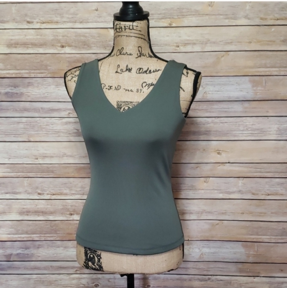 NWT Cache sleeveless top Size M💚